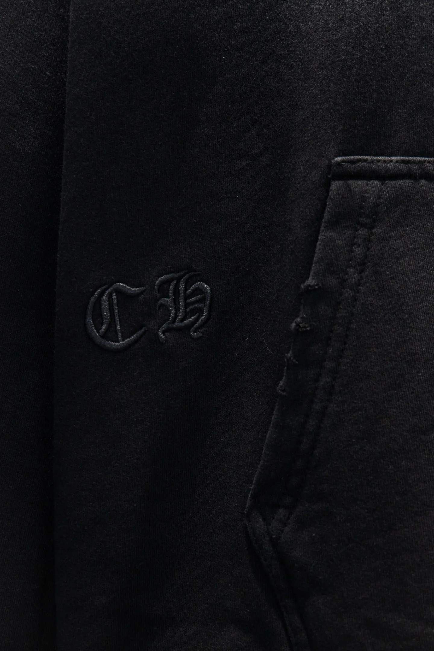 P340 🆕Chrome Hearts distressed new embroidered hooded sweatshirt. The os version is really charming. The Chrome family is really unique. Every new season has the best version. It is very practical and can be worn casually. Nice✔️ - ⚠️100% cotton. Made of custom-dyed terry cotton sweatshirt surface, 420g double-ply double yarn, comfortable to the touch. Made from imported knitting needle carded cotton, the thickness is moderate, drapey and contoured, making the upper body comfortable! ! It is very tolerant to fat body types and can instantly lose five pounds after wearing it!  Front panel #Back panel embroidery elements# The English letters are arranged artistically. Imported Tajima high-density heavy-duty embroidery technology makes the font three-dimensional and full. The body is treated with old sandblasting hole elements, which greatly increases the interest of the clothing; unique visual effects.  Hem Loose closing Double-layer fabric Good closing effect Exquisite hemming Color: Sandblasted black Size: S-M-L-XL